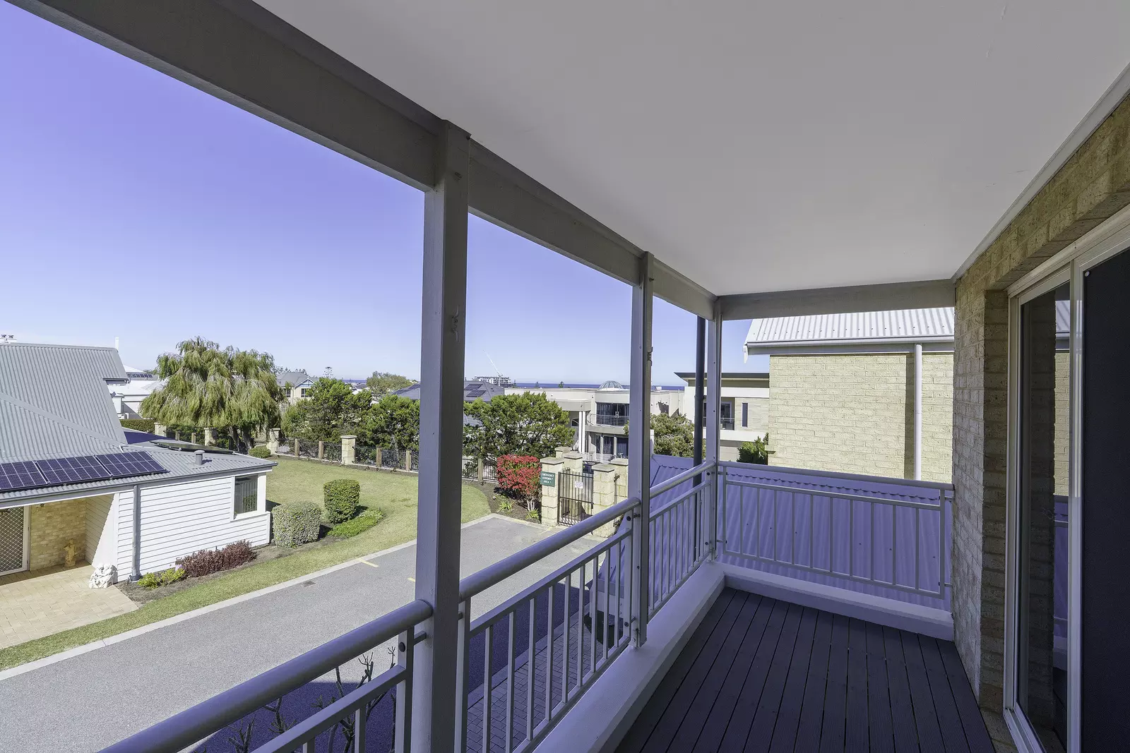 Bright, spacious townhouse with sea glimpses