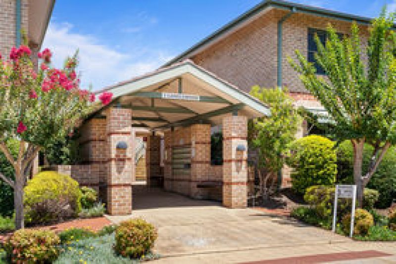 Charming Ground Floor Villa style unit with garden access