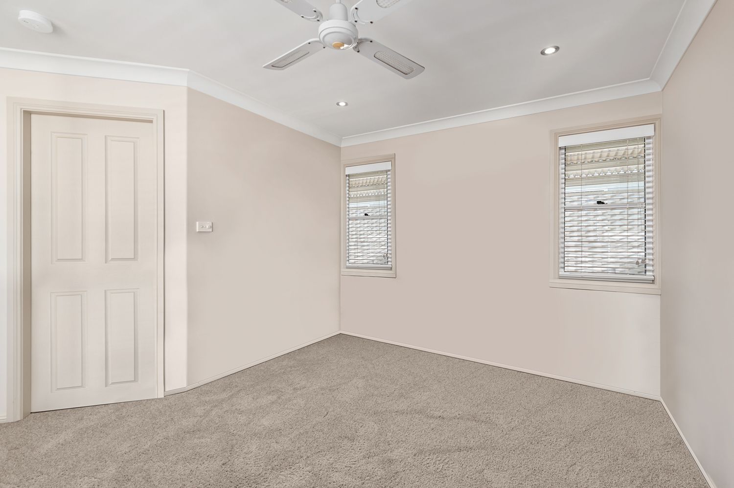 SOLD - ULTRA CONVENIENCE - 2 PARKING SPACES - Excellent Outdoor spaces