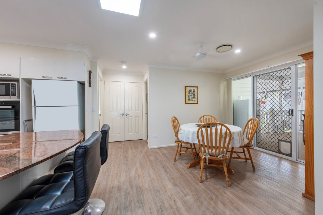Home with Everything including a Double Garage - Palm Lake Yamba