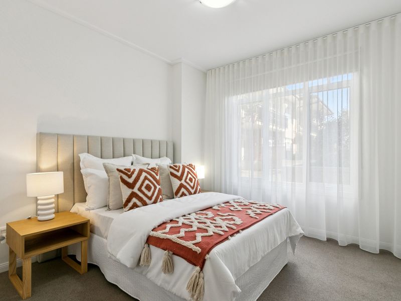 Bright and Light Retreat with Leafy Terrace Outlook