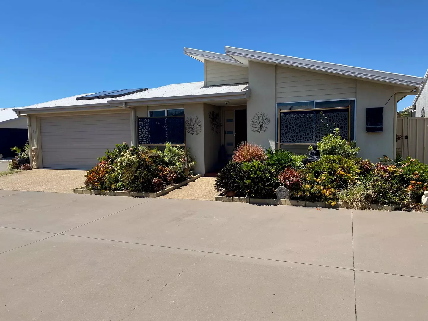 STYLISH SPACIOUS HOME – GREAT FOR THE ENTERTAINER