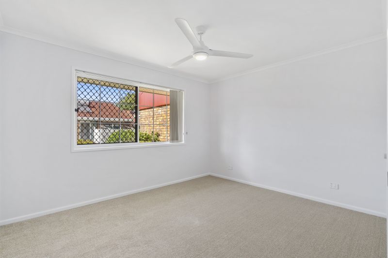 Beautiful two-bedroom, 1 bathroom villa with sunroom.