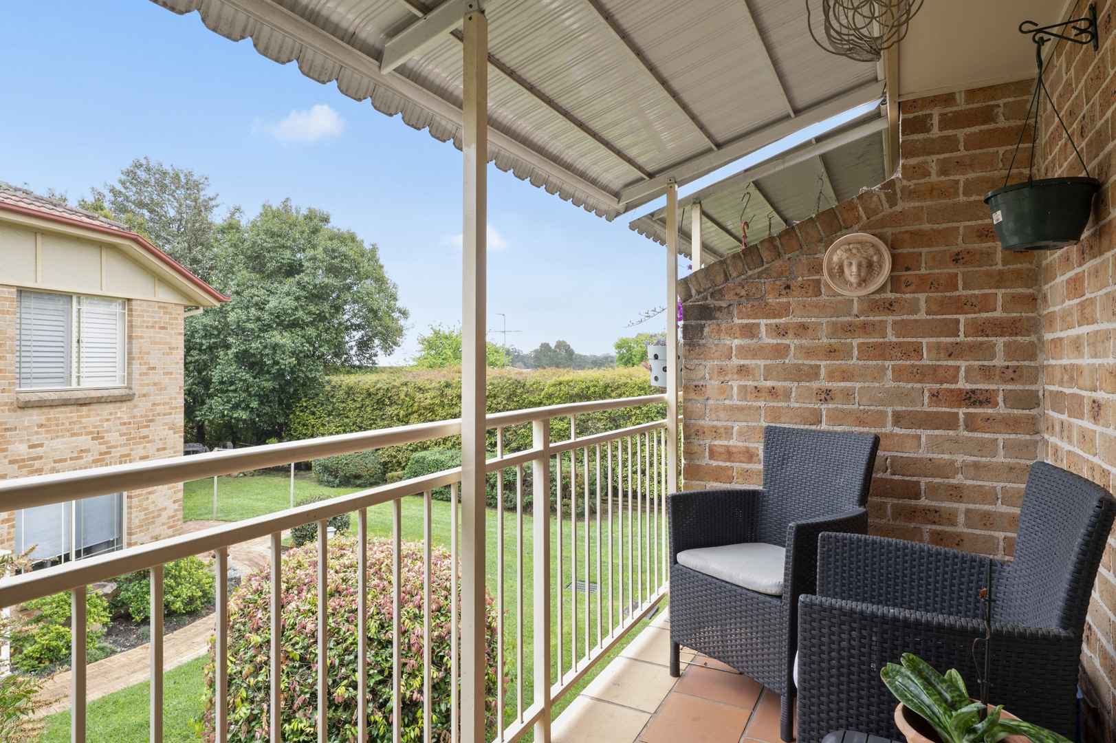 Light-Filled Upstairs Living with a Lovely Garden Outlook