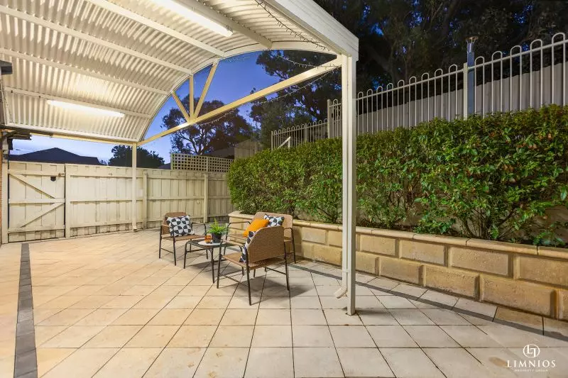 Spacious end villa with massive yard!