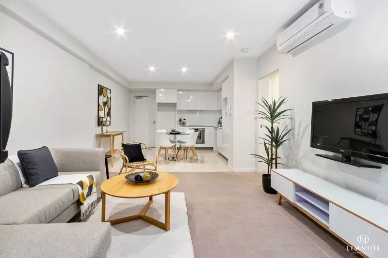 Resort Lifestyle On The City Fringe!