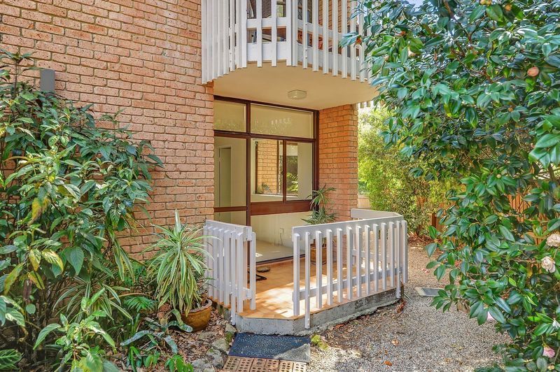 Sunny North facing studio apartment with terrace overlooking luscious green gardens.