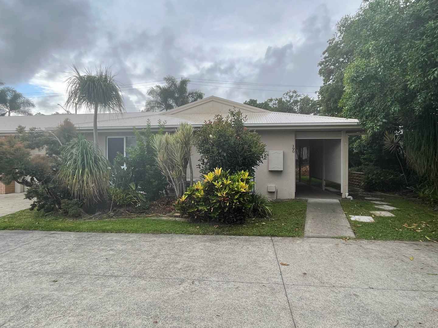 Spacious - private location, tidy 2 bedroom with study home