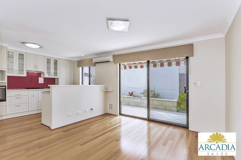 ARCADIA WATERS MADDINGTON - Solid Timber Floors & Feature Kitchen