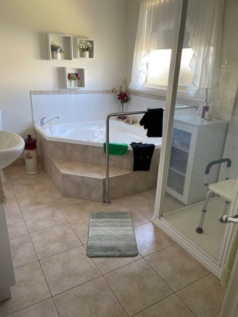 Quiet Court Location, just move in!