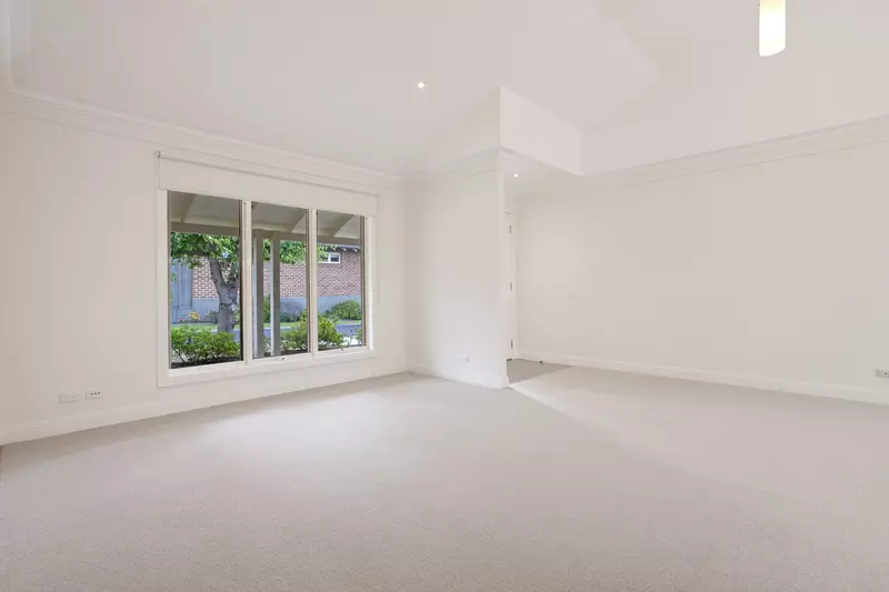 Impressive Villa with Vaulted Ceilings and Private Courtyard