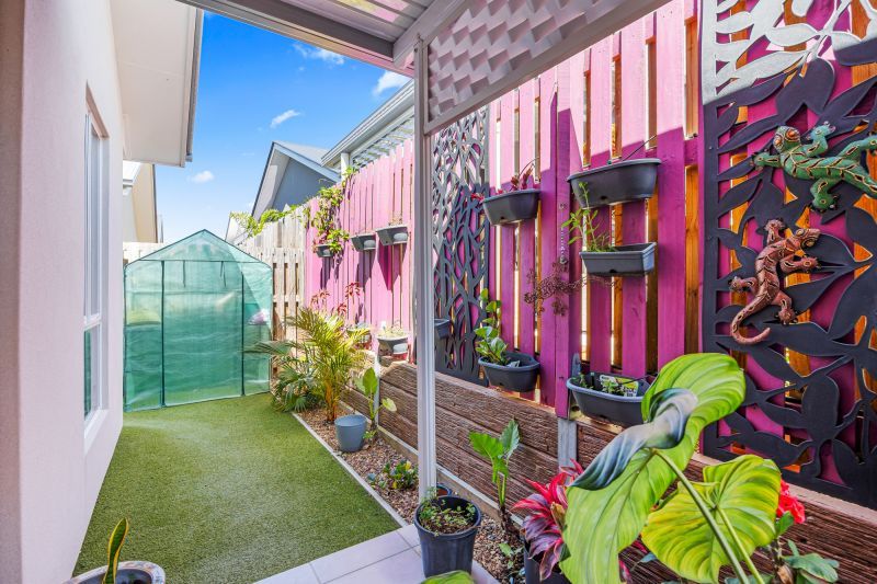 Attention Garden Lovers... Stylish Alfresco Living Awaits!