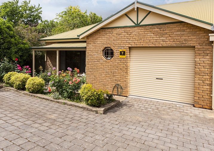 Two Bedroom only 100 metres from Main Street