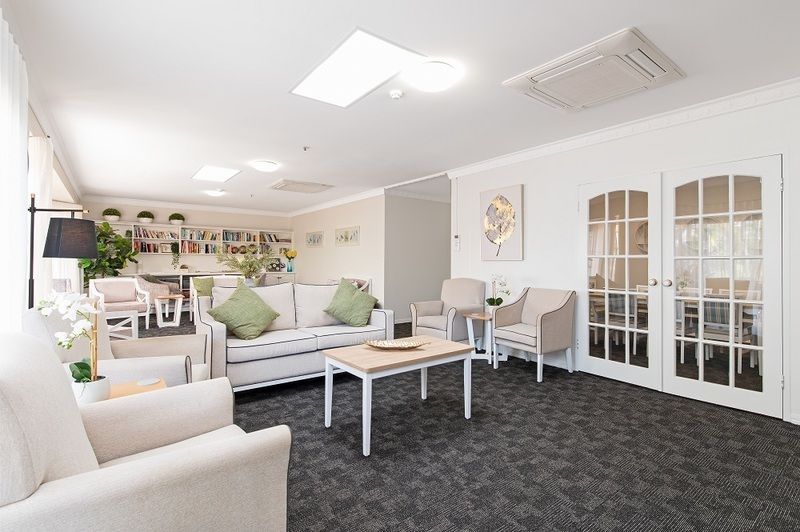 Lovely, bright apartment with entry to courtyard