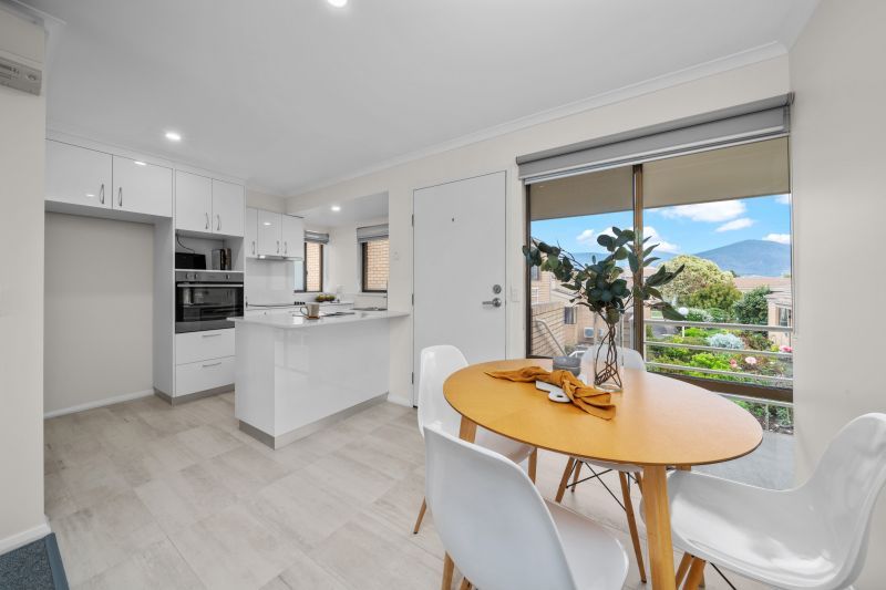 Two bed unit with majestic views of the Derwent River