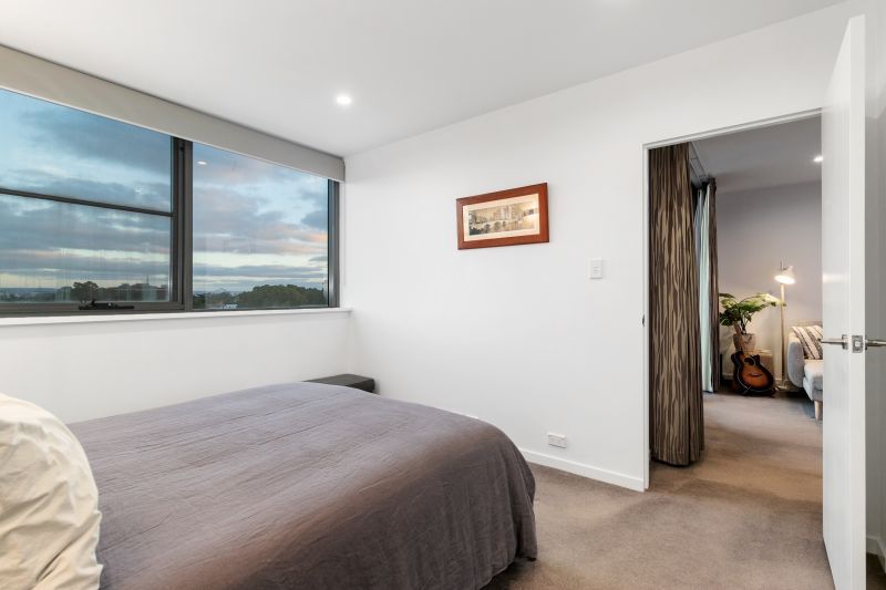 Top Floor Apartment With Views!