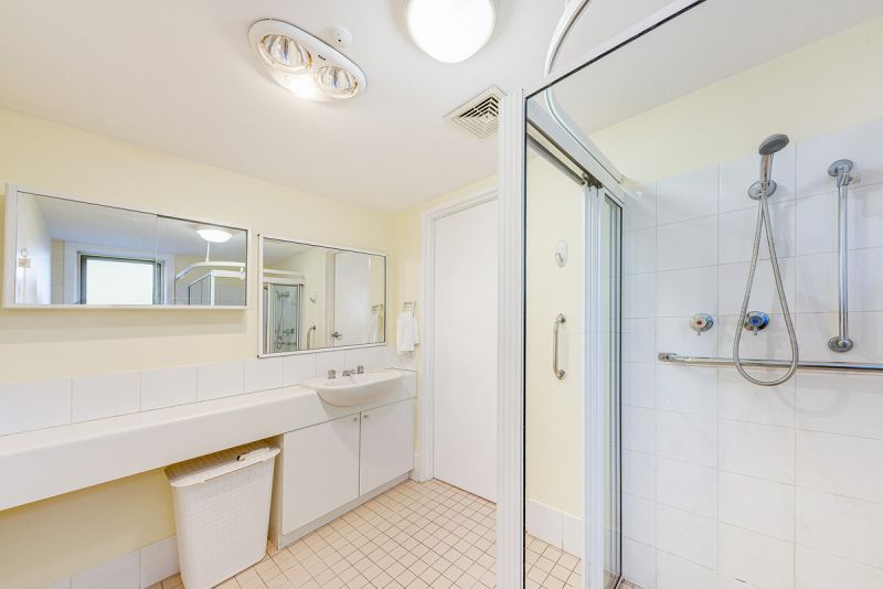 A SUNNY ONE BEDROOM APARTMENT IN THE POPULAR CORNER POSITION