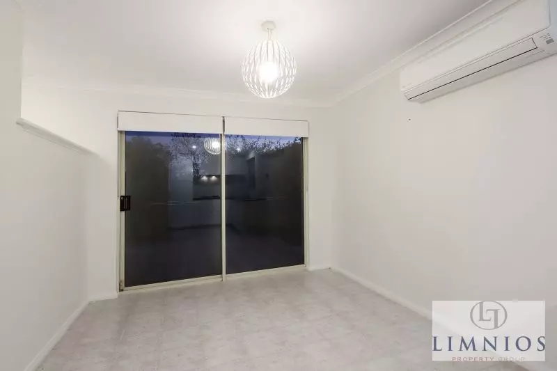 Street Front Home In Quiet Cul - De - Sac