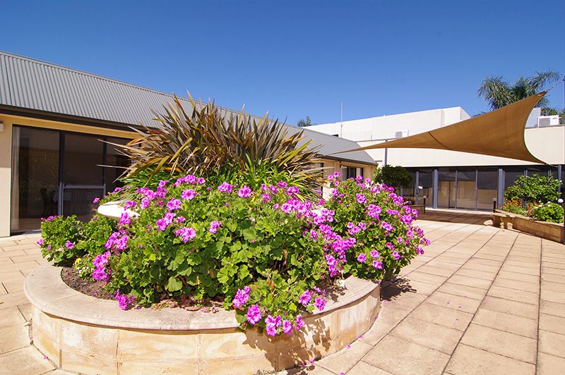 Spacious serviced apartment opening onto lovely communal courtyard