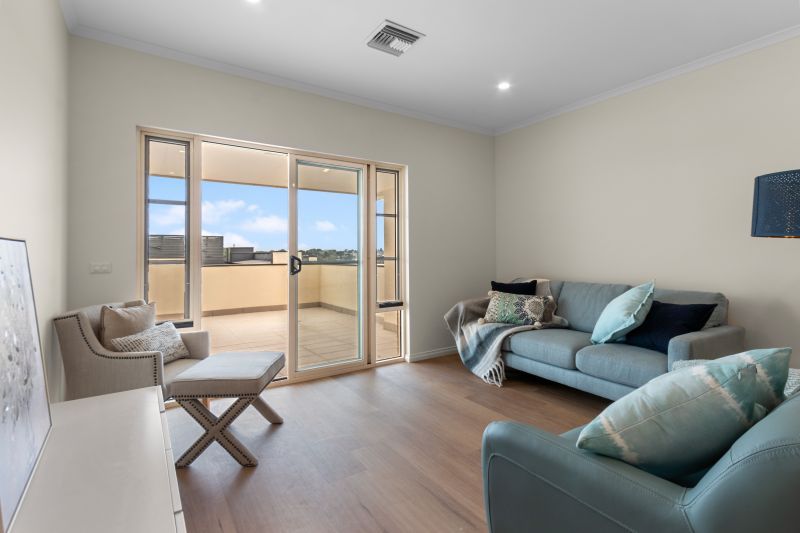 Large One-bedroom apartment plus study with breathtaking views