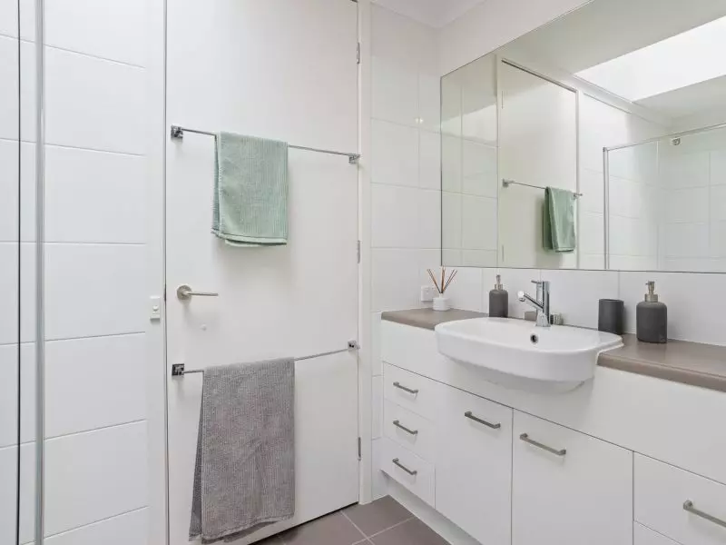 Lovely Villa with Courtyard and Sunroom