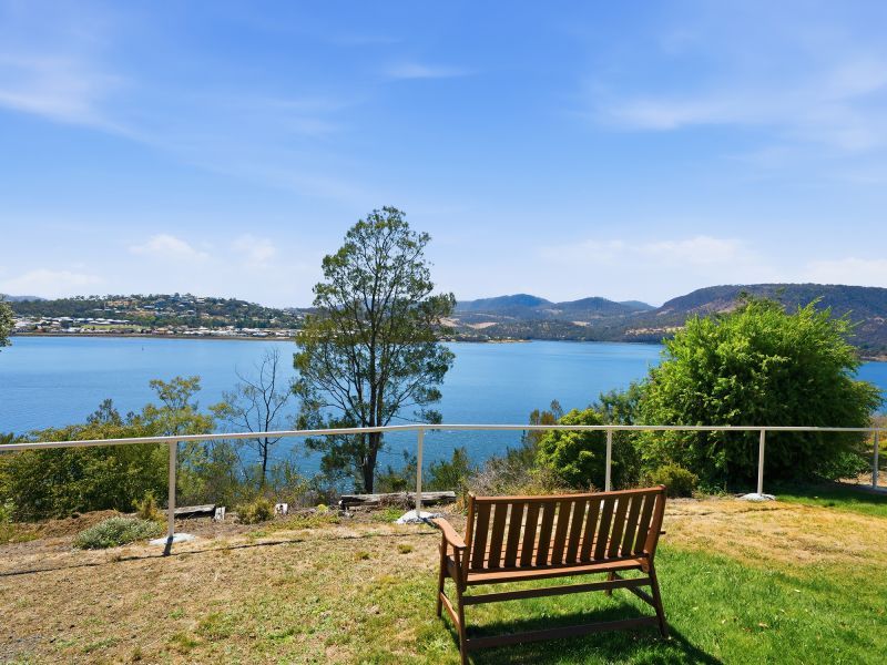 Magnificent views of Derwent River