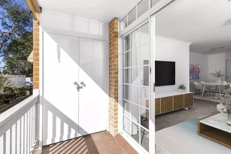 Perfectly maintained ground floor unit, with just a stroll to the main clubhouse and facilities