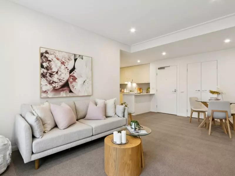 Bright and Light Retreat with Leafy Terrace Outlook