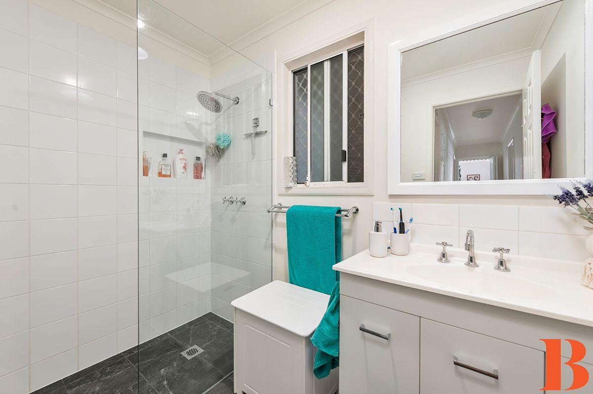 Best at Broadlands - Ultra Private Tranquil Garden - Superbly Spacious Residence - 3 Bedrooms Plus !