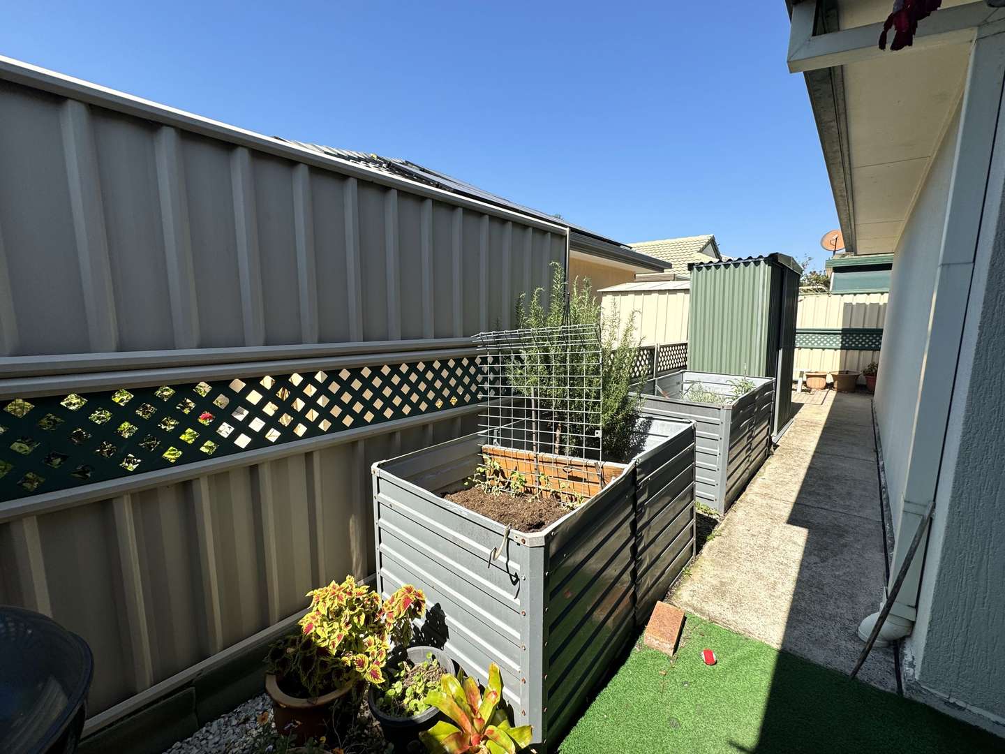 DOWNSIZE in comfort ... into a 2 bedroom home within a secure gated complex !