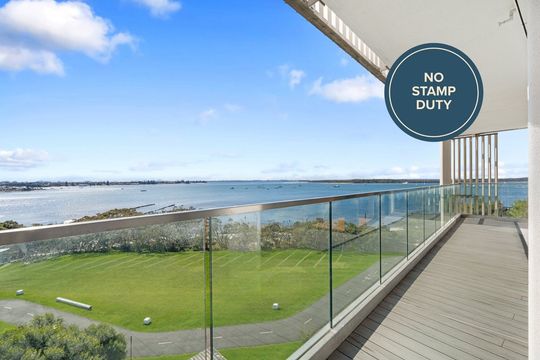 Generous Three-Bedroom Apartment with Sophisticated Bayside View
