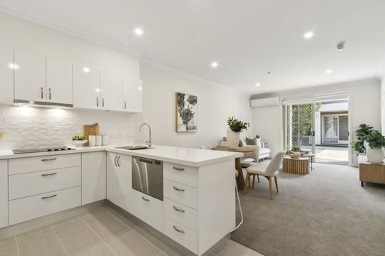 Spacious ground-floor apartment opening onto a sunny courtyard
