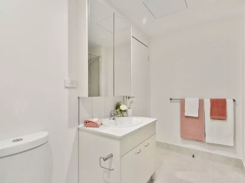 Bright and Light Retreat with Leafy Terrace Outlook