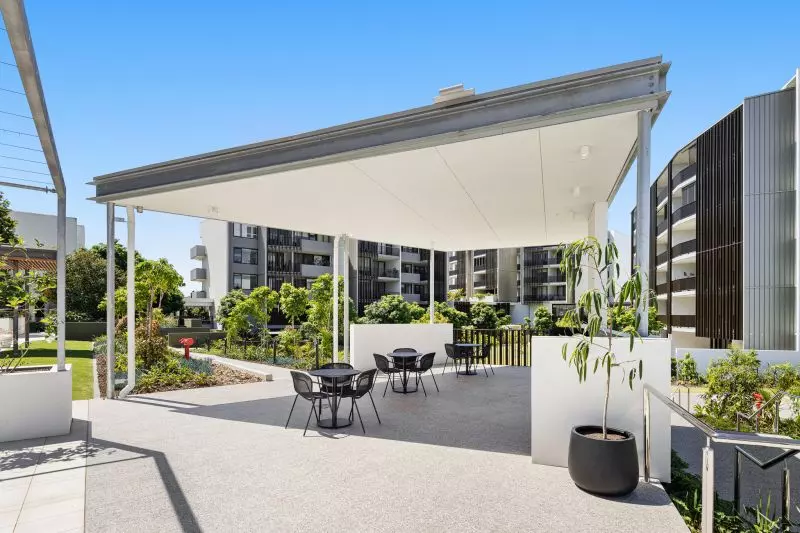 A stunning ground-floor 2-bedroom and study apartment overlooking Cliveden Ave.