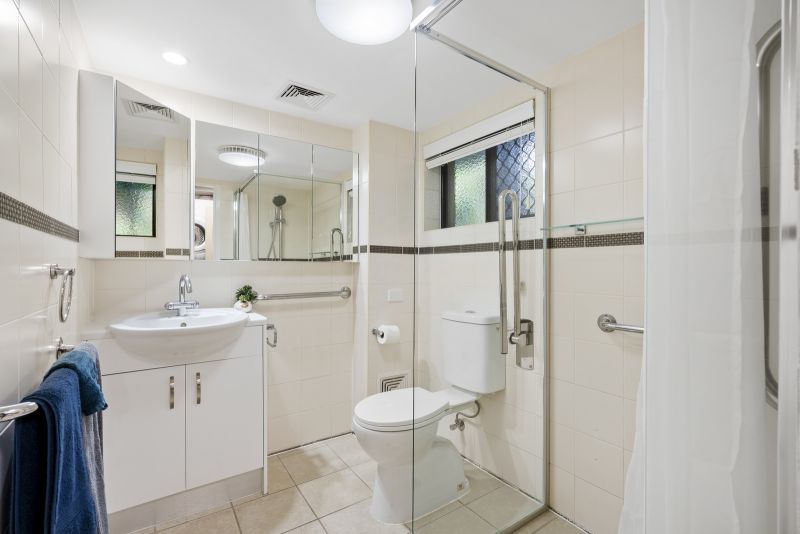 Two-bedroom apartment in convenient location with ocean view