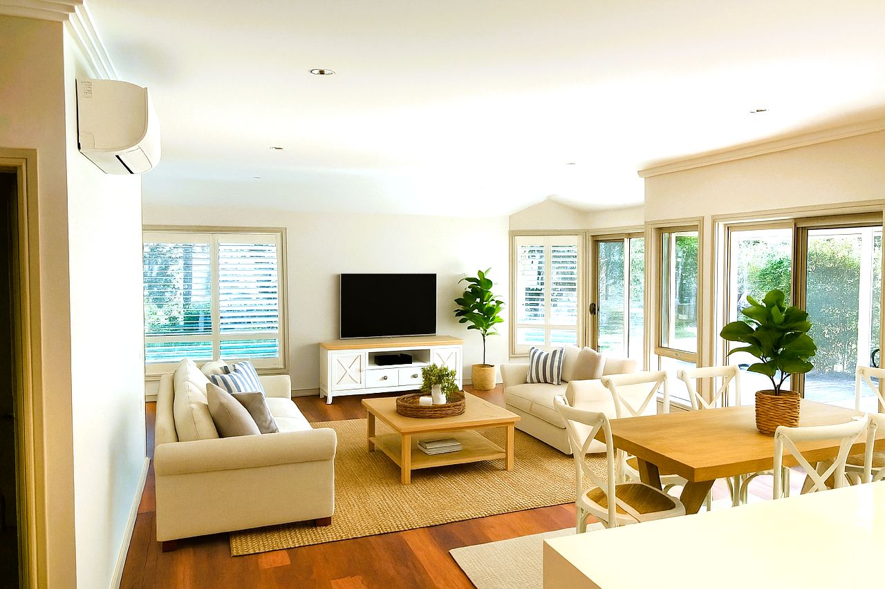Stunning and Spacious 2 Bedroom Home with 2 Garage 