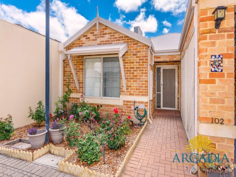 ARCADIA WATERS MADDINGTON - Close to the Clubhouse, with Stone Benchtops.