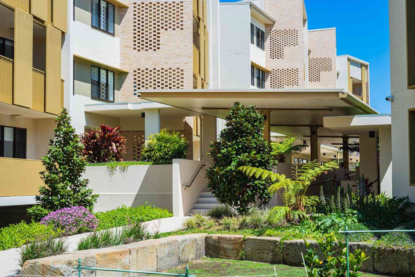 Private Two-Bedroom Apartment with a Leafy Outlook