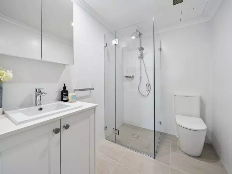 Elegant sun-enriched corner apartment