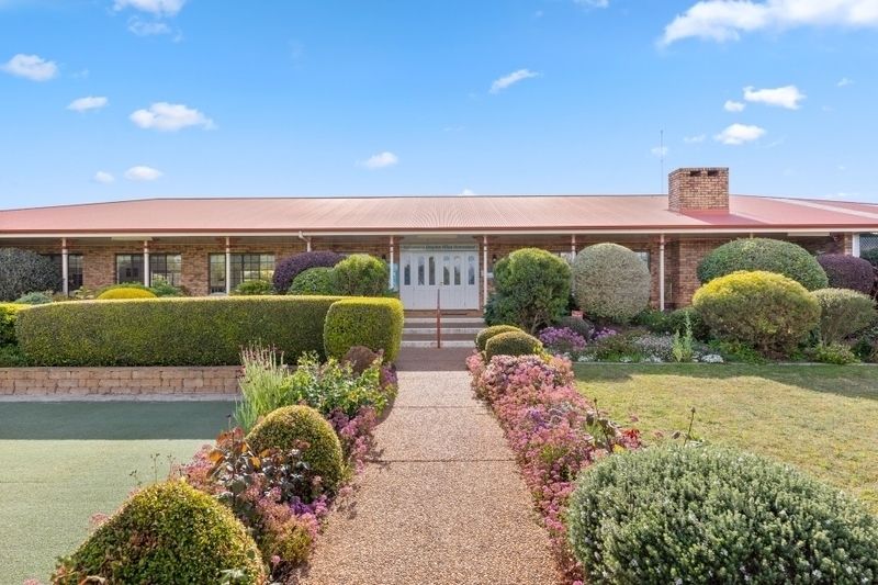 Downsize without compromise! Spacious, stylish and fantastically located.