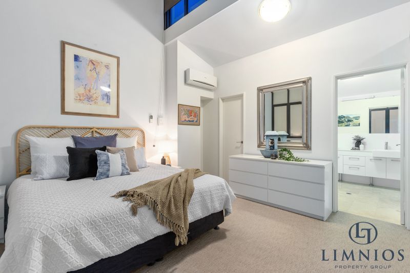 Warehouse Terrace Style Apartment With 3 Bedrooms Plus a Study!!