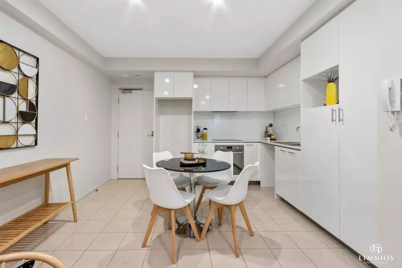 Resort Lifestyle On The City Fringe!