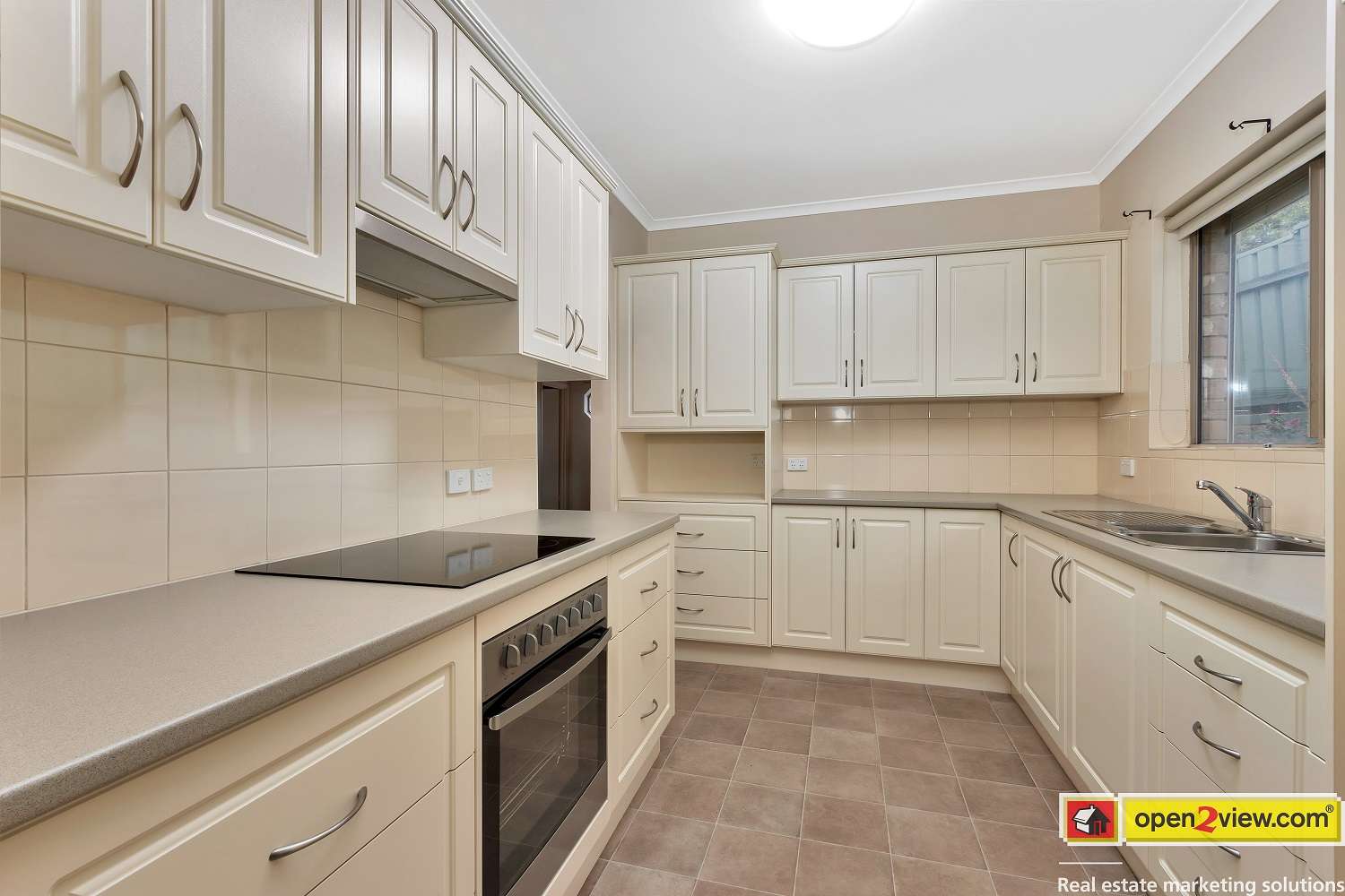 Three Bedroom Plus Study 100m From The Main Street