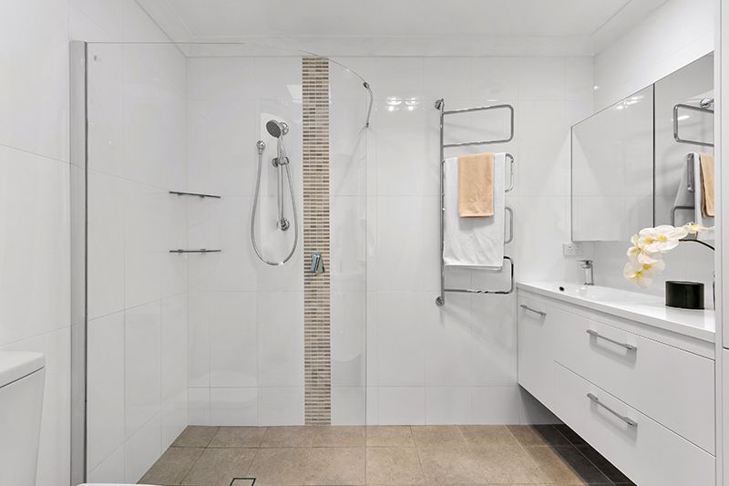 Rarely available newly renovated 2 bedroom, spacious, immaculately presented ground floor villa