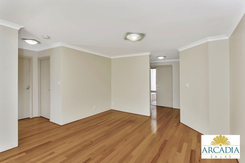 ARCADIA WATERS MADDINGTON - Solid Timber Floors & Feature Kitchen