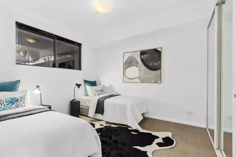 Light & Bright Living, Refurbished... See it to Believe it!!