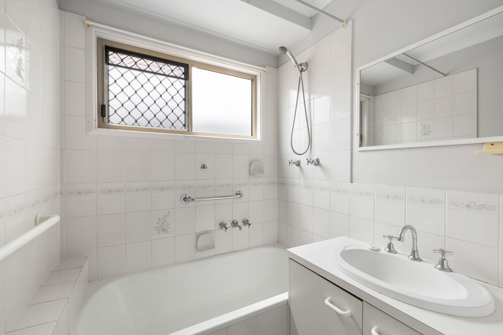 Easy walk to the clubhouse and on the sunny side of Palm Court.