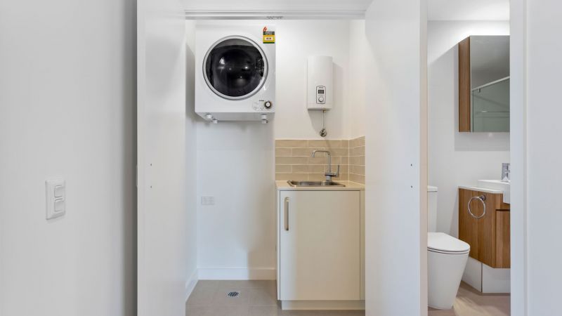 Large, bright and breezy apartment with city outlook