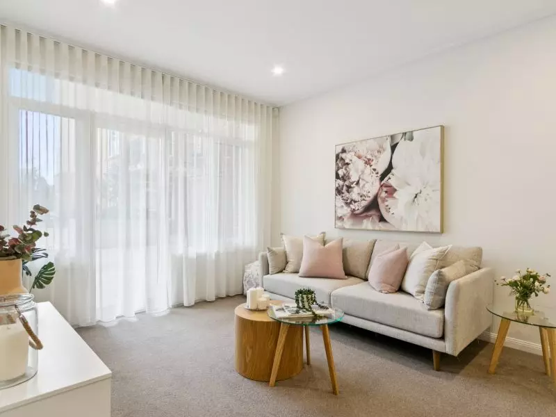 Bright and Light Retreat with Leafy Terrace Outlook