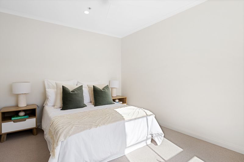 Bright, Contemporary Living with Open-Plan Style